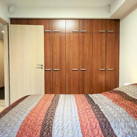 Royal C. R. Jakobsoni 7 Apartament